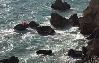 Balık tuttuğu kayalıklarda dalgalar yükselince...