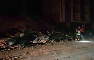 Balıkesir’de depremde bir bina yıkıldı