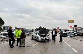 Balıkesir’de polis aracı otomobille çarpıştı:...