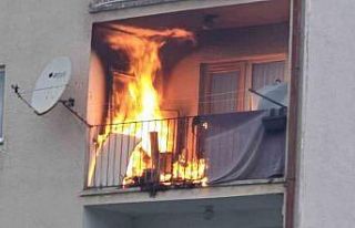 Balkonda çıkan yangın evi küle çeviriyordu