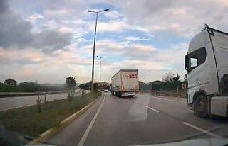 Bandırma’da tırın tehlikeli manevraları araç...