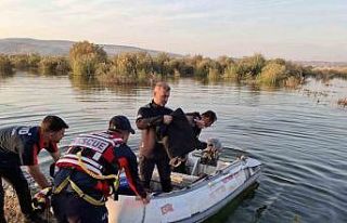 Baraj kapakları açıldı, aile mahsur kaldı