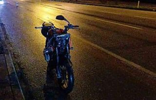 Bariyerlere çarpan motosikletli genç öldü