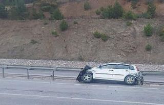 Bariyerlere çarpan otomobilde 2 kişi yaralandı