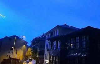 Bartın’da şimşekler geceyi aydınlattı