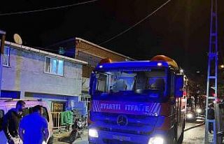 Başakşehir’de 3 katlı binada yangın paniği