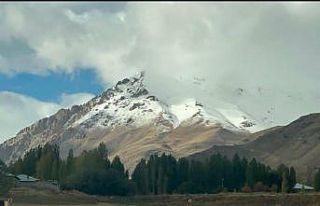 Başkale’de yüksek kesimlere kar yağdı