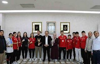 Başkan Koloğlu, Dünya ve Avrupa Şampiyonu haltercileri...