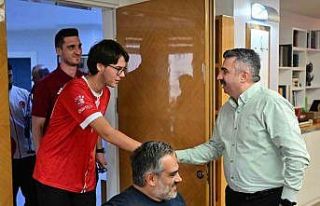 Başkan Yılmaz şampiyonları ağırladı