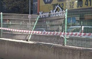 Bayrampaşa’da kamyon tramvay hattının demir korkuluklarına...