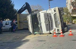 Beşiktaş’ta hafriyat kamyonu devrildi: Şoförün...