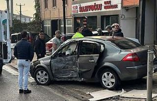Beton direğe çarpan otomobil sürücüsü yaralandı
