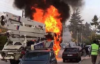 Beton pompası alev alev yandı, 2 otomobil zarar...