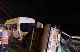 Beykoz’da seyir halindeki servis minibüsü devrildi:...