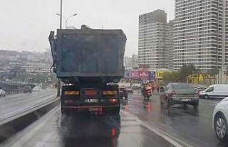 Beylikdüzü’nde hurda yüklü kamyonun tehlikeli...