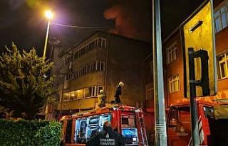 Beyoğlu’nda 4 katlı binanın çatısı alev alev...