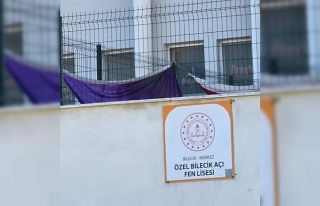 Bilecik’te özel okulda Türk bayrağının yerde...