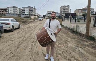 Bozuk yollara davulla maniyle tepki gösterdi