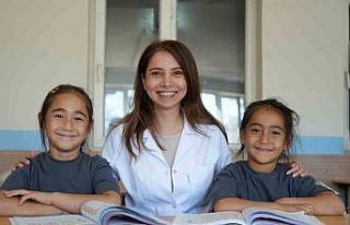 Bu okulda iki öğrenci, bir öğretmen var