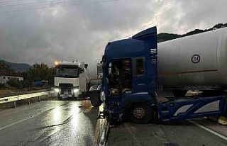 Burdur’da makaslayan tır nedeniyle yol kapandı