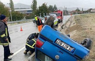 Burdur’da otomobil devrildi, sıkışan sürücüyü...