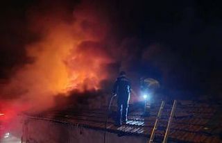 Bursa’da 4 dükkan alevlere teslim oldu