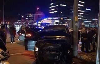 Bursa’da hafif ticari araç ile otomobil çarpıştı:...