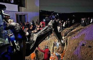 Bursa’da kanalizasyon çukuru kazarken göçük...