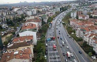 Büyükçekmece E-5’te devrilen tır nedeniyle yol...