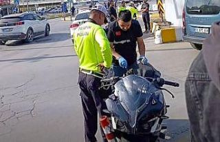 Çalıntı motosikletle kaza yaptı, polisten kaçamadı