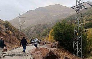 Çatak’ta yola kaya parçaları düştü