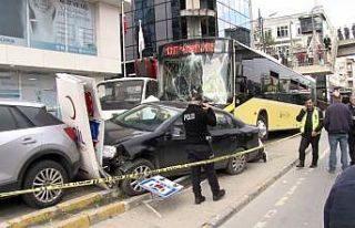 Çekmeköy’de İETT otobüsü durağa daldı