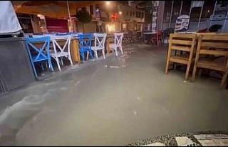 Çeşme’de şiddetli yağmur sele dönüştü