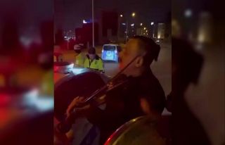 Cezaya fasıl molası: Darbuka ve kemanla oyun havası