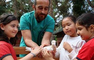 Çocuklar tedavisi tamamlanan güvercinleri doğaya...