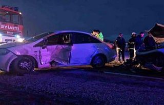 Çorum’da iki otomobil çarpıştı: 3 yaralı