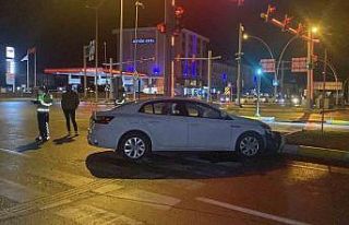 Çorum’da otomobil refüje çarptı: 1 yaralı