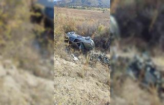 D100’de otomobil şarampole yuvarlandı: 2 yaralı