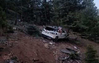 Dağ yolunda otomobil uçuruma yuvarlandı: 2 ölü