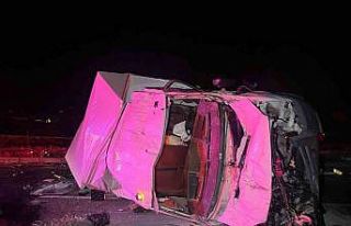 Demir yığınına dönen kamyonetlerde 3 kişi yaralandı