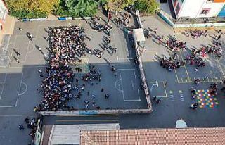 Deprem sonrası bahçede çıkan öğrenciler havadan...