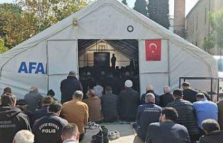 Depremin vurduğu Sındırgı’da cuma namazı çadırlarda...