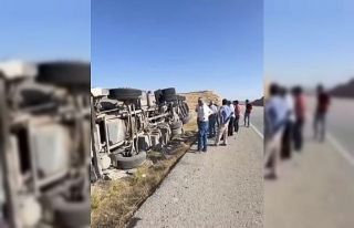Devrilen kamyonun sürücüsü hafif yaralandı