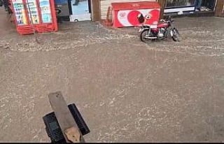 Diyarbakır’da sağanak caddeleri göle çevirdi