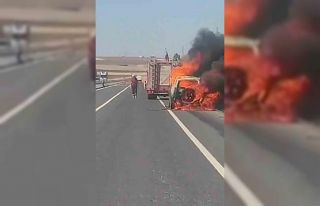 Diyarbakır’da seyir halindeyken alev alan cip küle...