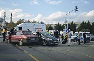 Duble yolda iki araç çarpıştı: 2 hafif yaralı