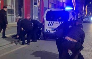 Dükkan basıp polise direnen şahıslar gazetecilere...