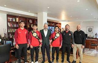 Dünya şampiyonu güreşçilerden RTÜK’e ziyaret