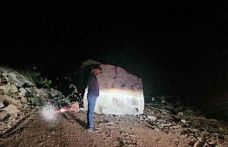 Düşen dev kaya karayolunu ulaşıma kapattı