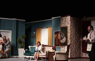 Düzce şehir tiyatrosu perdelerini yeniden açtı